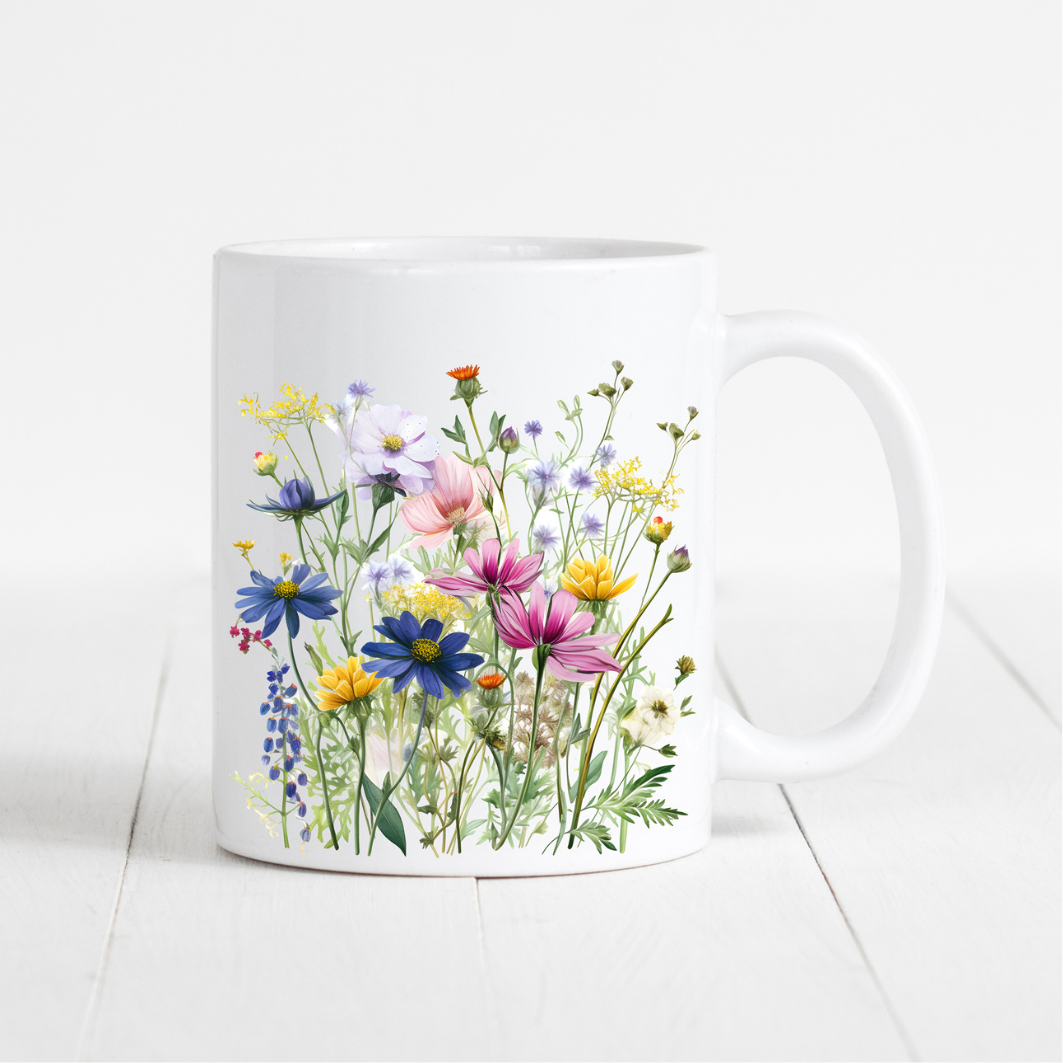 witte mok met afbeelding wilde bloemen in bonte kleuren