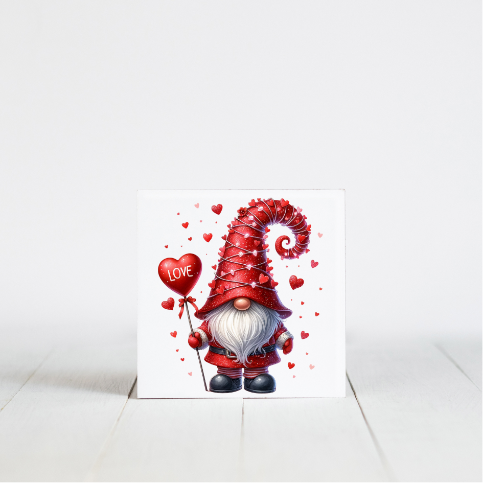 tegel gnoom rood met ballon in hart vorm