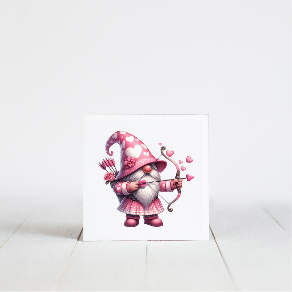 tegel gnoom roze met pijl en boog hartjes