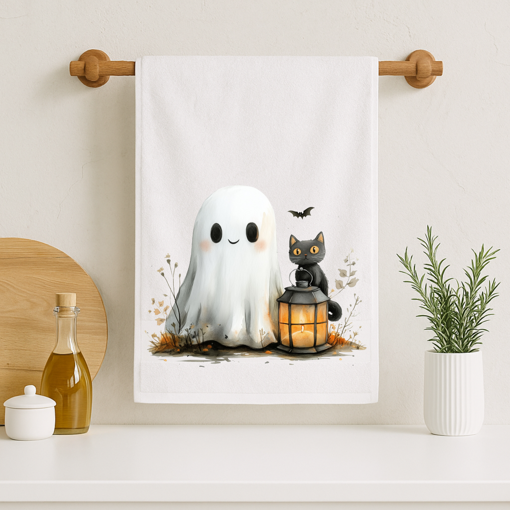 Handdoekje met de afbeelding van een spookje en zwart katje in Halloween sfeer
